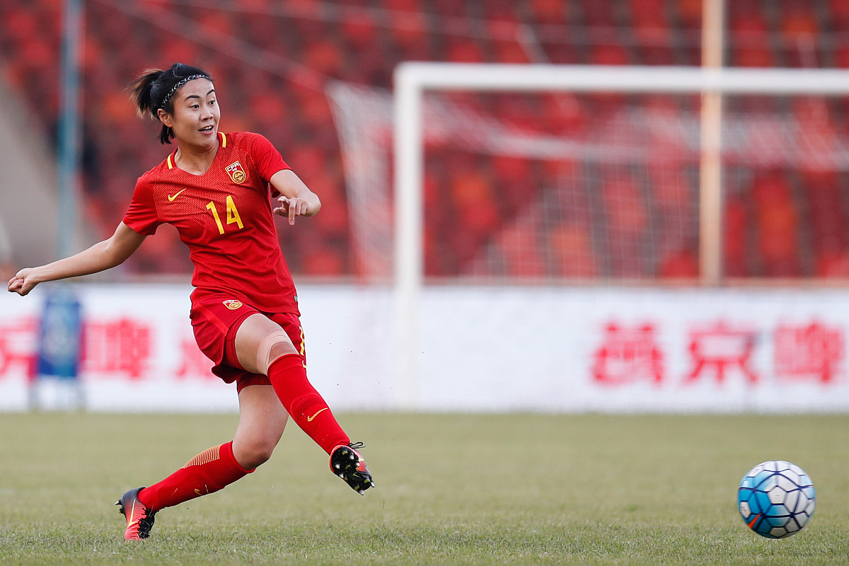 女足比赛中，中国队员徐某力挽狂澜