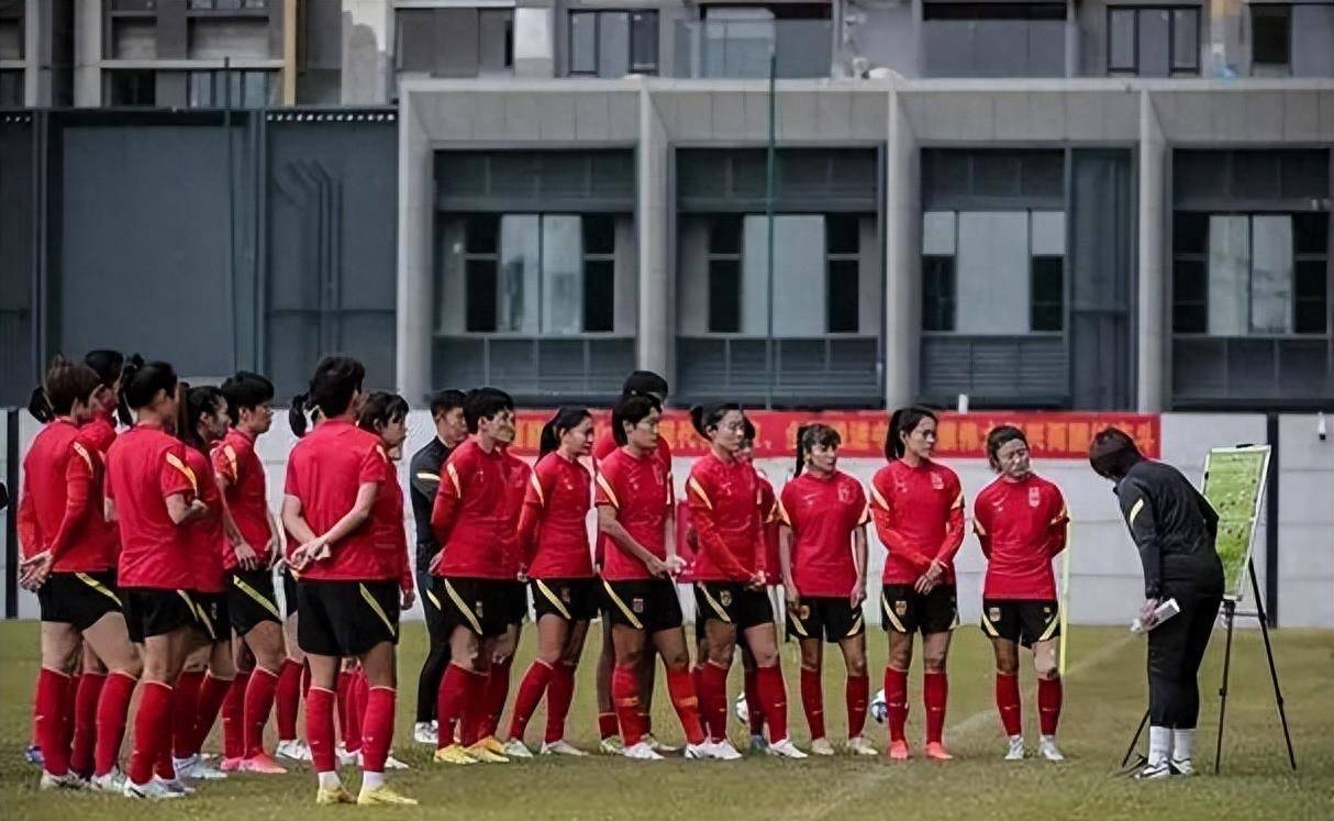 中国女足在比赛中体现出团队拼搏精神