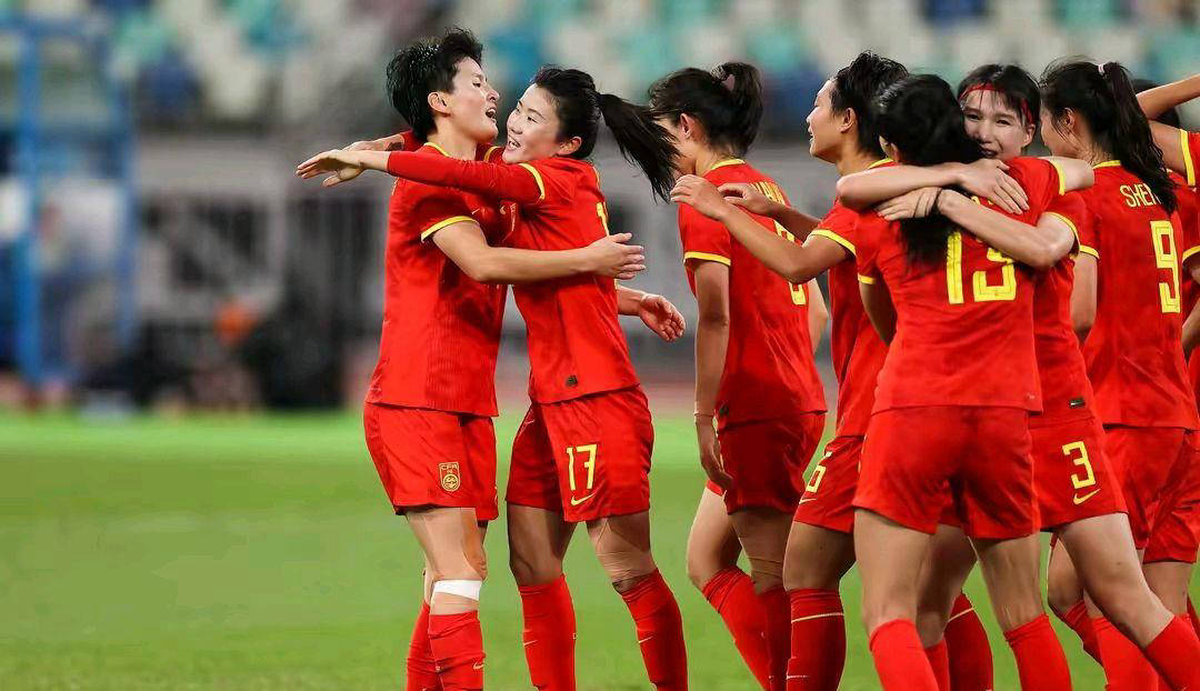 中国女足球员努力备战大赛，争夺赛场胜利