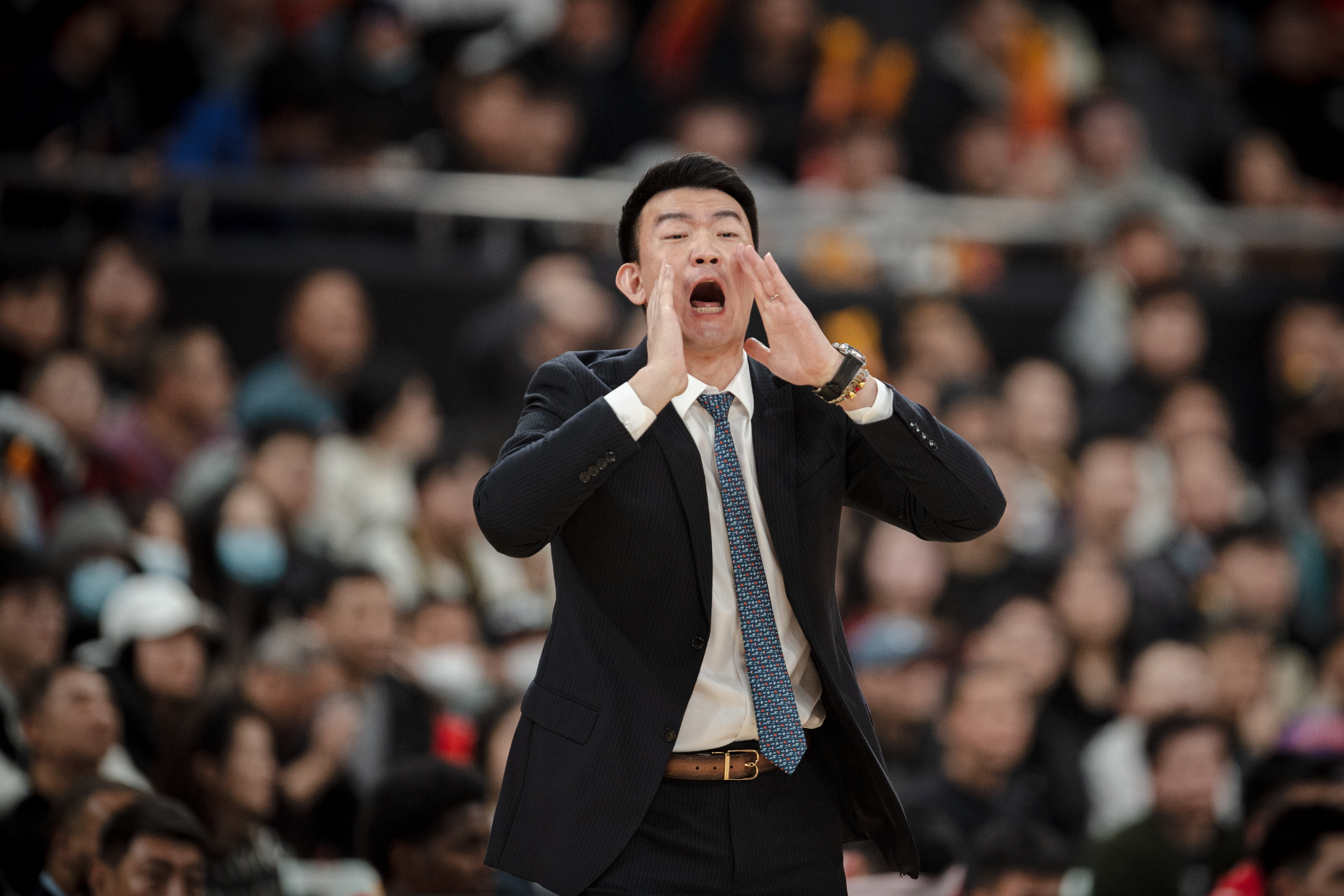 关于争霸战激烈展开，球队实力逐渐显现的信息