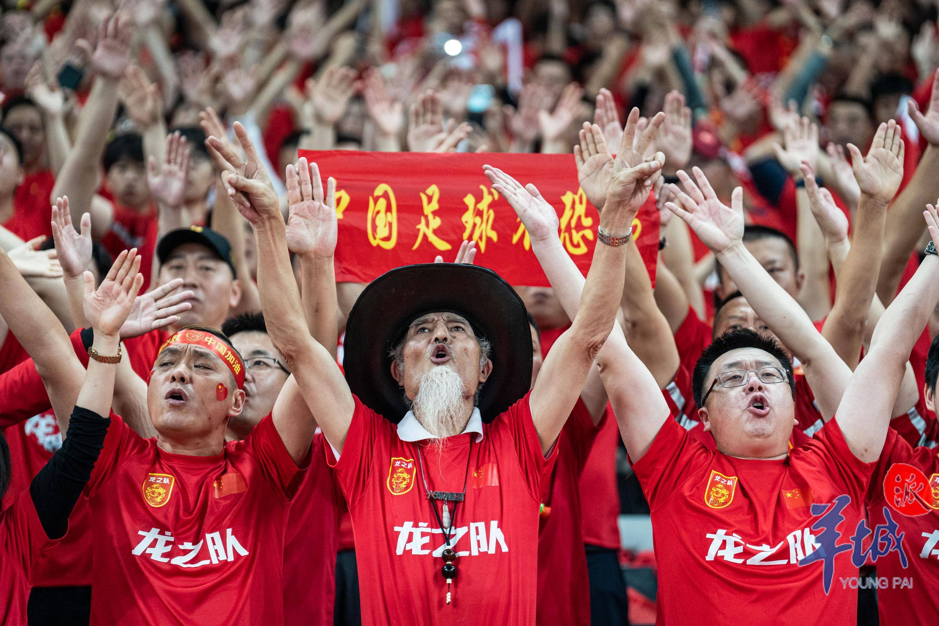 比赛现场充满激烈气氛，观众齐声呼喊助威的简单介绍