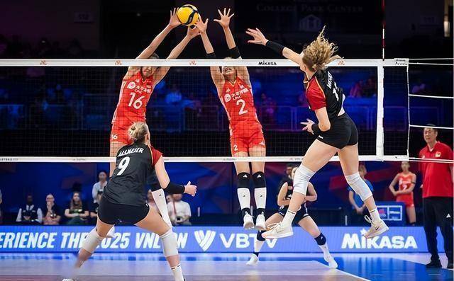 惊天大逆转！世联赛-中国女排3-2美国队(中国女排30胜美国队视频)