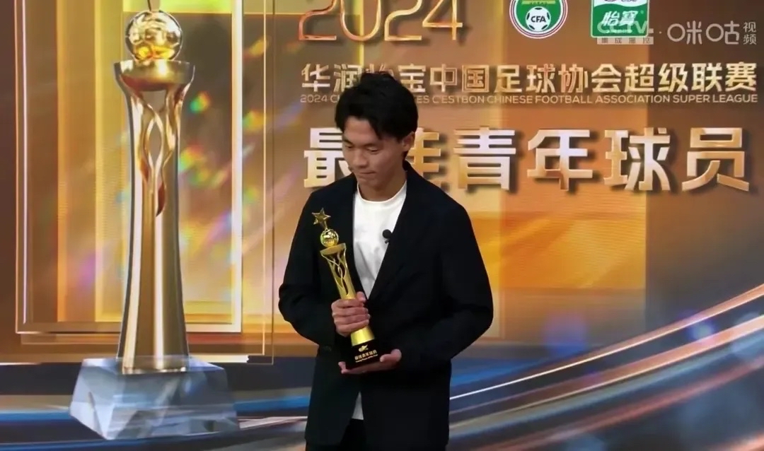 关于足球报：蓉城夏窗操作势在必行胡荷韬预计至少的信息