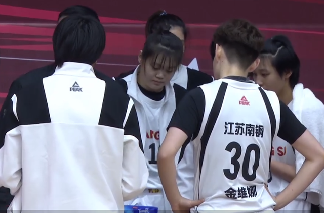 罗欣棫出战19分钟，投篮4中1、三分2中1得到5分3篮板(罗欣的简历)
